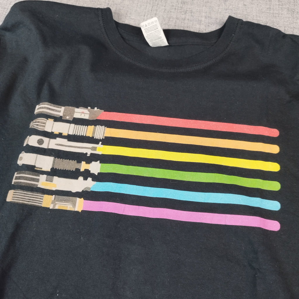 T-shirt noir sabres laser couleurs LGBTQ+ taille L