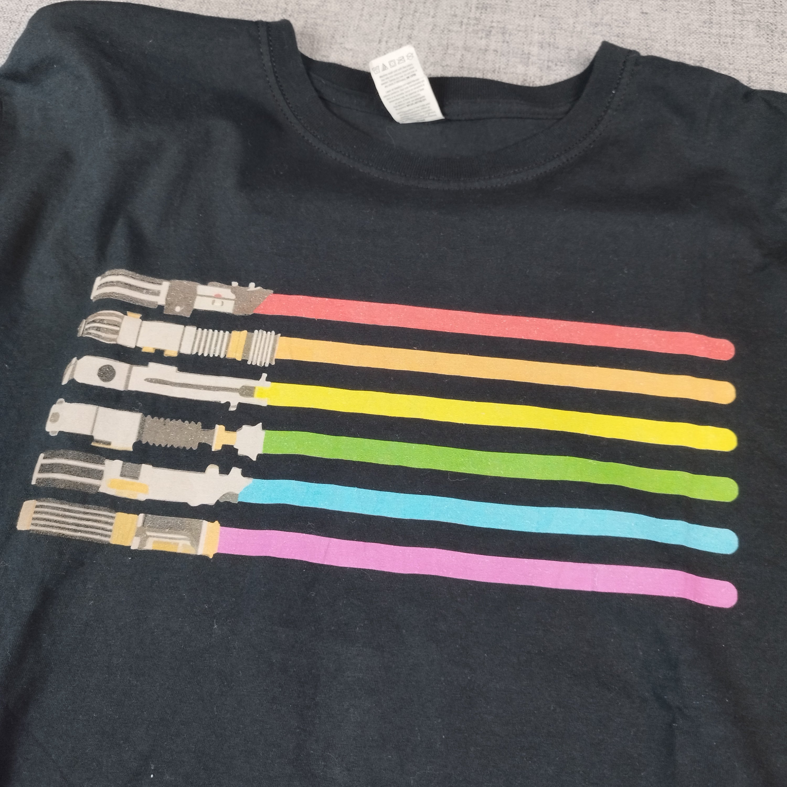T-shirt noir sabres laser couleurs LGBTQ+ taille L
